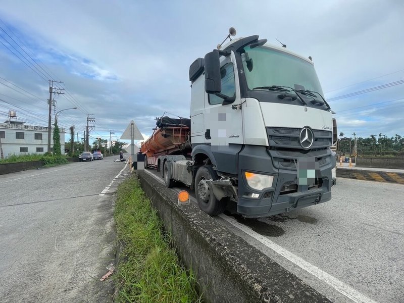 屏東高樹大橋1日清晨發生機車與砂石車擦撞車禍，造成機車騎士死亡，確切肇事原因由警方調查中。（里港警分局提供）中央社記者李卉婷傳真  113年8月1日