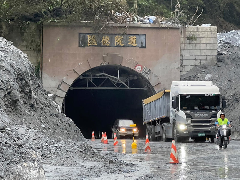 颱風凱米重創花蓮北上交通，台鐵北迴線預計3日才能單線放行，台鐵公司提供免費公路接駁，每天7班次往返新城到和平。圖為蘇花路廊搶通放行。（公路局提供）中央社記者張祈傳真  113年8月1日