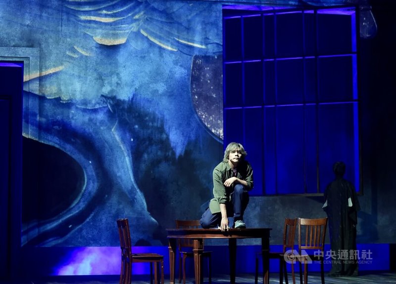 台北藝術節2日起登場,劇作「闖入者」為台北藝術節首場表演節目,1日在台北表演藝術中心舉行記者會,演員表演精彩片段。中央社記者張皓安攝 113年8月1日