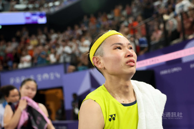 帶傷出征2024巴黎奧運的台灣羽球天后戴資穎(右)在法國時間31日於女單預賽最終戰不敵泰國好友依瑟儂、無緣晉級,戴資穎賽後難忍情緒,淚別生涯最後一次奧運舞台。中央社記者吳家昇巴黎攝 113年8月1日