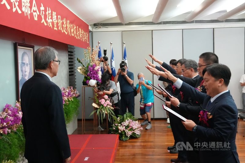 教育部1日為5所國立大學舉辦校長交接典禮，由教育部長鄭英耀（左）監誓，5人一同高舉右手向國父遺像宣誓就職。中央社記者陳至中台北攝  113年8月1日