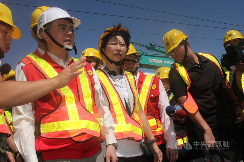 颱風凱米造成台鐵縱貫線八掌溪橋附近路基遭大水沖毀，行政院長卓榮泰（前左1）1日視察搶修工程。中央社記者楊思瑞攝  113年8月1日