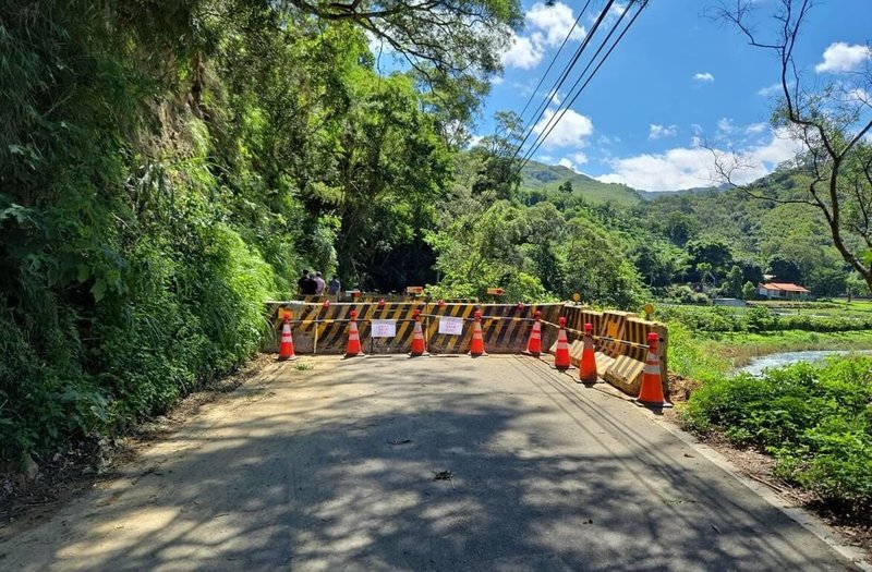 颱風凱米過後，連日午後大雨，大湖鄉苗61線2公里處路基掏空，為確保用路通行安全，該路段已緊急封閉。（苗栗縣政府提供）中央社記者管瑞平傳真  113年8月1日