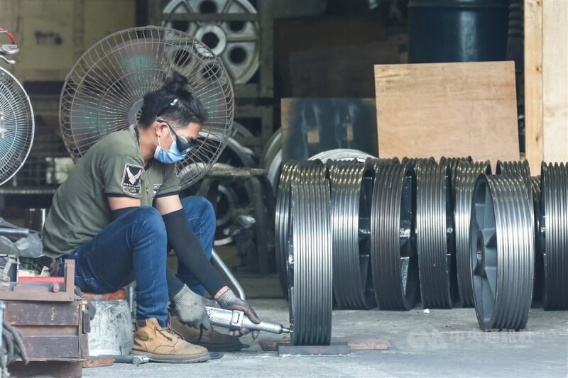 圖為新北市三重區業者工作情形。（中央社檔案照片）