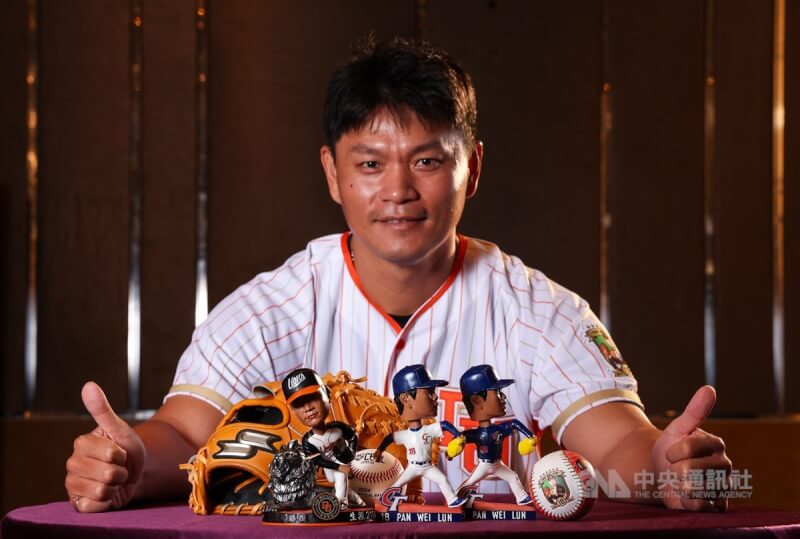 中職統一7-ELEVEn獅隊投手潘威倫將於今年引退,為22年職棒生涯畫下句點,球團1日在台北舉辦記者會,宣布將推出潘威倫引退紀念搖頭公仔,融入鐵鑄風格獅子雕像,象徵他如鋼鐵般的堅毅精神。中央社記者張新偉攝 113年8月1日