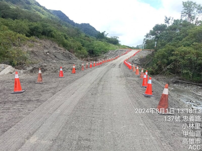 台29線臨11便道0到12公里（那瑪夏至五里埔）路段，經公路局、高雄市政府、那瑪夏區公所協力搶修，2日上午9時將開放5噸以下小型車通行，解除當地孤島效應，恢復基本維生交通。（公路局南區養護工程分局甲仙工務段提供）中央社記者張已亷傳真 113年8月1日