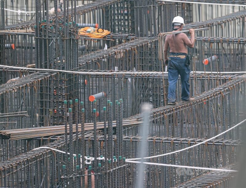 圖為新北市新店區30日有工人戴著安全帽、打赤膊上工。（中央社檔案照片）