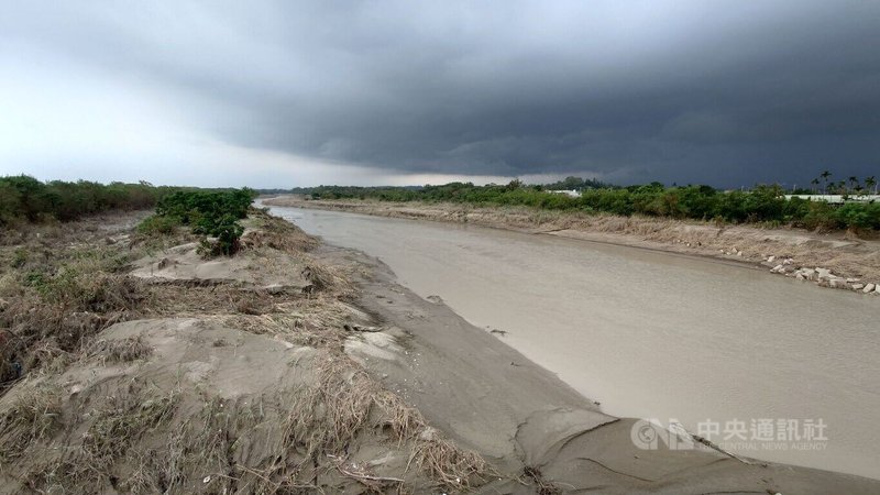 颱風凱米造成八掌溪溢堤、潰堤，導致嘉義、台南多個地區淹水，河道嚴重淤積（圖），水利署第五河川分署辦理八掌溪緊急河道整理清淤工程，1日決標，立即開工。中央社記者蔡智明攝  113年8月1日