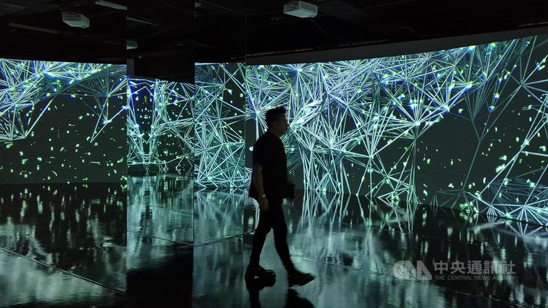 數位發展部與中陽集團合作舉辦「我/AI超現實夢境:序曲」數位藝術展,將5G專網技術結合人工智慧及大數據演算,創造出多維宇宙般沉浸式體驗,即日起在台中大里藝術廣場展出。中央社記者蘇木春攝 113年8月1日