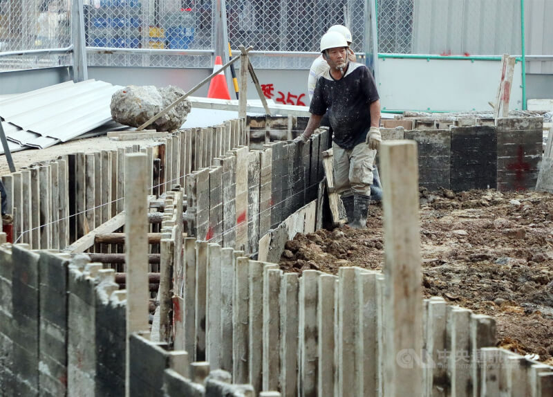 圖為建築工地工人進行灌漿作業。（中央社檔案照片）