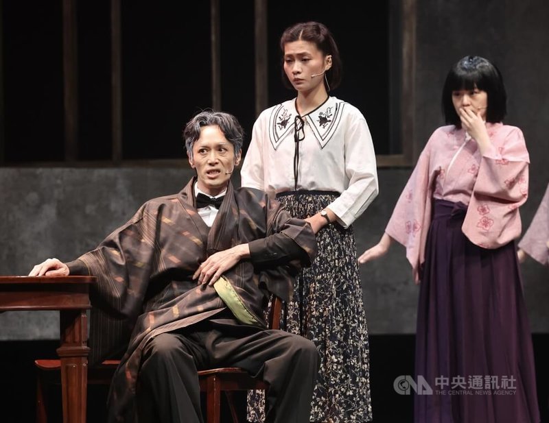 台北藝術節2日將登場，首場演出節目為劇場導演黎煥雄、吳子敬攜手合作重現劇作「闖入者」，1日在台北表演藝術中心舉行記者會，並表演精彩片段。中央社記者張皓安攝　113年8月1日