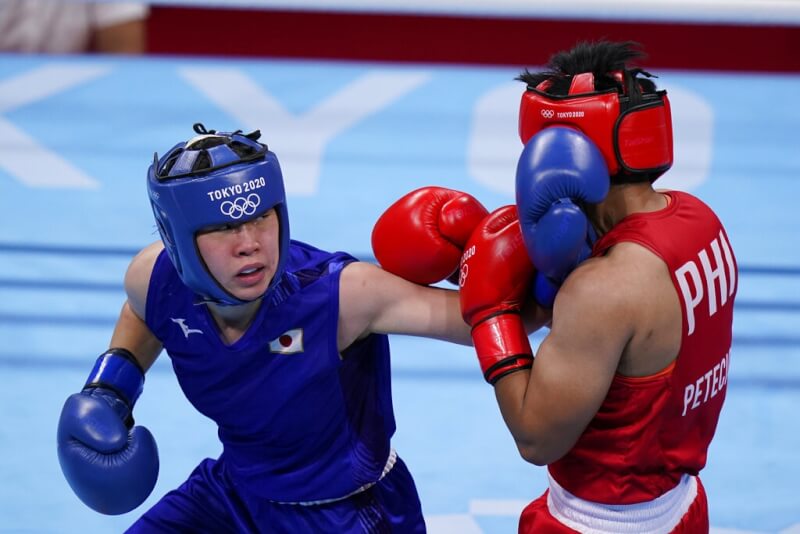 日本女子拳擊選手入江聖奈（左）。（美聯社）