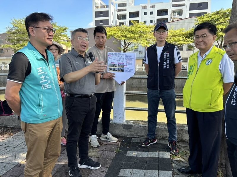 台中市梧棲區梧棲大排北岸道路及人行步道改善工程完工，民進黨立委蔡其昌（左2）2日再度邀集相關單位會勘南岸，爭取中央核定補助梧棲南岸人行步道改善設計案經費，後續還將協助爭取工程費。（蔡其昌服務處提供）中央社記者郝雪卿傳真  113年8月2日