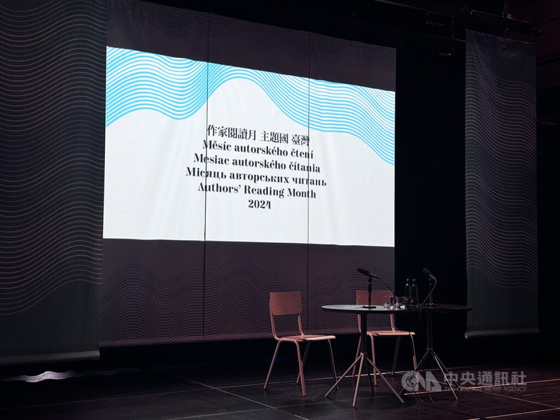 中歐作家閱讀月邀請台灣31位作家馬拉松式辦理朗讀會,當地民眾踴躍參與,積極與作者互動,展現對台灣的高度興趣與對文學的熱情。中央社記者劉郁葶布爾諾攝 113年8月2日