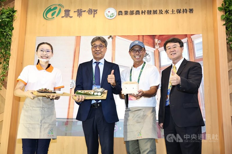 2024台灣美食展2日起在台北世貿一館舉行,農業部台灣農業館規劃5大展區,邀請在地商家分享具農村永續精神的在地旬味,並嚴選超過百項農村伴手好物等,農業部長陳駿季(左2)與農村發展及水土保持署長李鎮洋(右)出席。中央社記者翁睿坤攝 113年8月2日