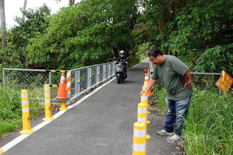 屏東市通往麟洛鄉的舊鐵路自行車道，112年7月因汽車闖入撞壞護欄封閉8個月，屏東市公所在道路兩旁裝設鐵護欄，未料近期鐵護欄再遭撞，公所加裝分向桿，籲汽車禁入。中央社記者李卉婷攝  113年8月2日