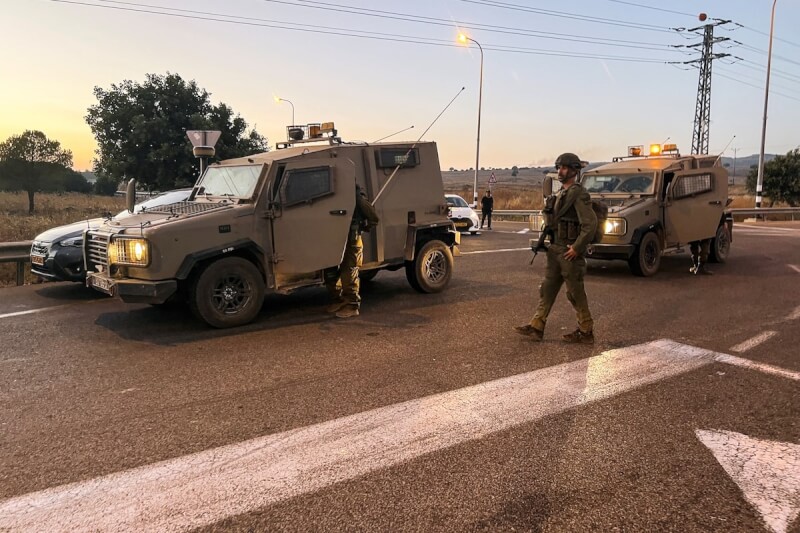 圖為以色列軍隊7月9日封鎖接近黎巴嫩邊境的道路。（路透社）