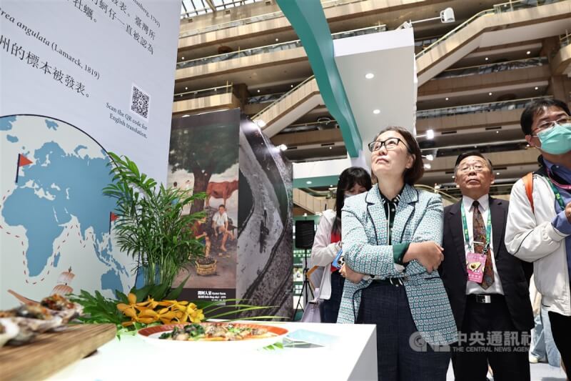 2024台灣美食展文化部「台灣味-流動的傳統」展館2日上午在台北世貿一館舉行開幕記者會,文化部政務次長王時思(右3)出席,並現場參觀展館。中央社記者翁睿坤攝 113年8月2日