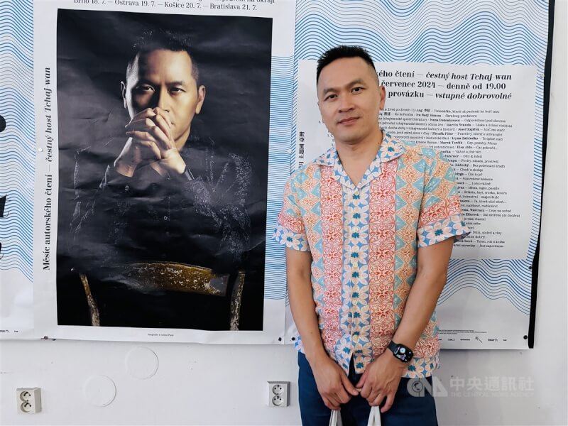 中東歐著名文學活動「作家閱讀月」7月展開,台灣作家陳思宏在捷克布爾諾(Brno)的劇院外與自己的海報合影。中央社記者劉郁葶布拉格攝 113年7月22日