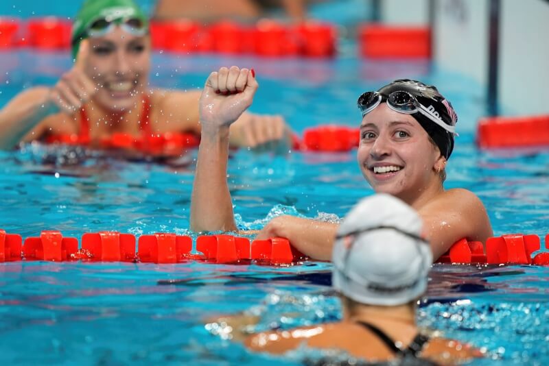 美國女子游泳選手道格拉斯（中）1日於巴黎奧運女子200公尺蛙式項目奪金。（美聯社）