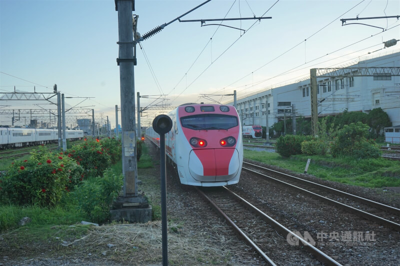 台鐵北迴線崇德到和仁路段因颱風災情中斷9天，2日搶通恢復單線通車，首班開往台北方向的列車2日清晨5時54分發車。中央社記者張祈攝 113年8月2日