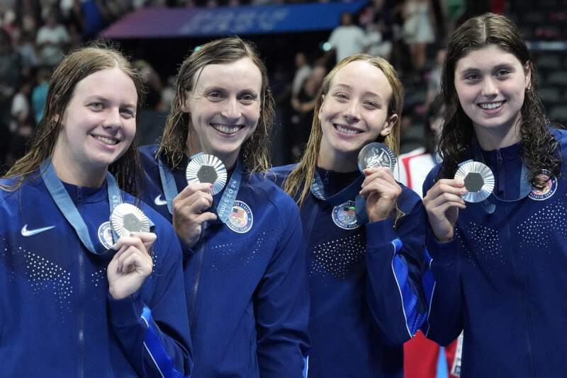 美國女子游泳隊1日在巴黎奧運4X200公尺自由式接力項目奪下銀牌。(美聯社)