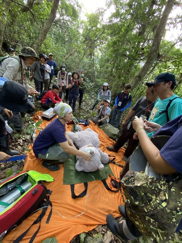 玉山國家公園至少有139隻台灣黑熊個體，民眾近年在玉山園區通報台灣黑熊次數有增加趨勢，有鑑於黑熊活動範圍大，玉山國家公園管理處1日在花蓮縣卓溪鄉南安遊客中心辦理台灣黑熊救傷教育訓練。（玉管處提供）中央社記者蕭博陽南投縣傳真  113年8月2日