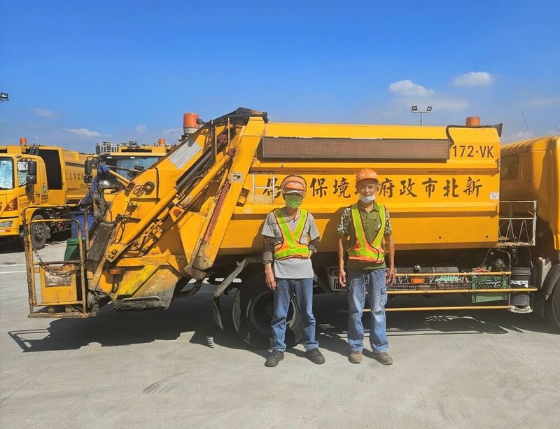 新北環保局3日表示，新莊區清潔隊垃圾車司機張永文（右）及隨車員吳英雄（左），1日晚間在2.5公噸惡臭垃圾中，協助民眾找回裝有新台幣6萬元的錢包。（新北環保局提供）中央社記者黃旭昇新北傳真  113年8月3日