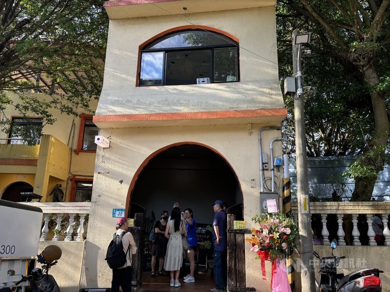 新北市三芝區唯一書屋「野渡書屋」期許透過閱讀,搭建協助孩子越過人生長河的渡口,2層樓建築外牆漆上鵝黃色,相當搶眼。圖為7月14日開幕情形。中央社記者高華謙攝 113年8月3日