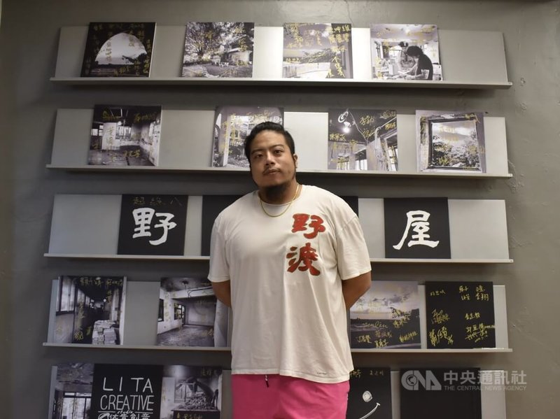 「野渡書屋」創辦人陳茻身型魁梧、蓄著落腮鬍,自國立台灣大學中國文學系畢業後當過健身教練,近年致力教導實驗學校與自學生,還出版「地表最強國文課本」。中央社記者高華謙攝 113年8月3日