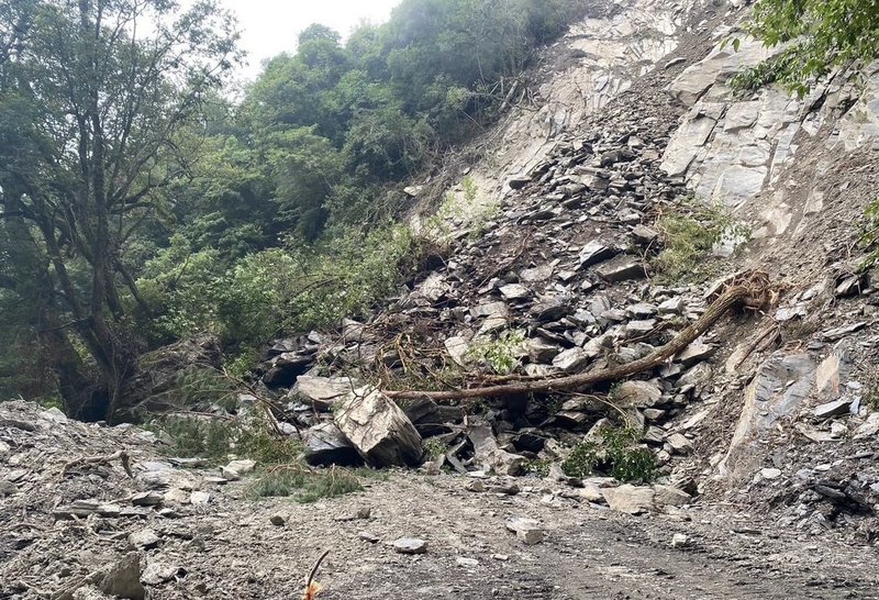 雪霸國家公園管理處表示，觀霧地區大鹿林道東線5.2公里處2日發生大規模坍方，道路中斷，由於此次坍方土石岩塊量體較大，目前尚無法評估搶修期程。（雪管處提供）中央社記者魯鋼駿傳真  113年8月3日