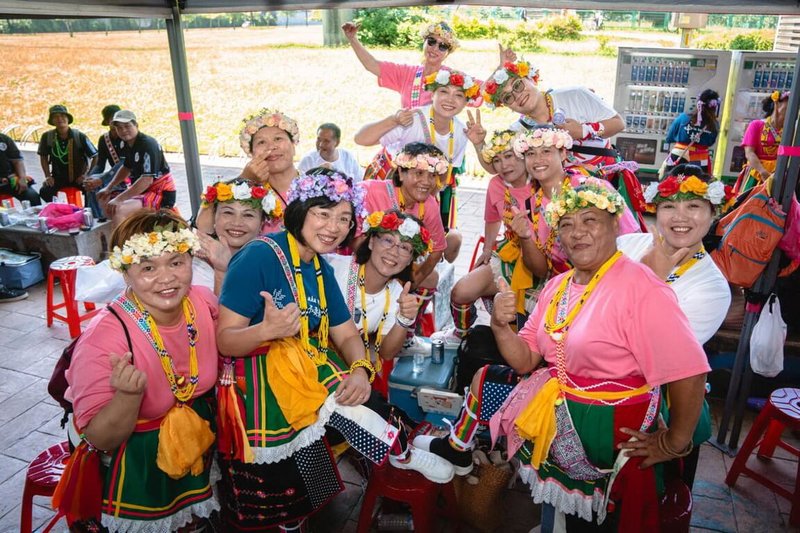 民進黨立委蘇巧慧（前左2）3日到新北市浮洲藝術河濱公園，出席旅北都蘭同鄉會28週年聯合豐年祭，並且與族人一起合影。（蘇巧慧辦公室提供）中央社記者黃旭昇新北傳真 113年8月3日