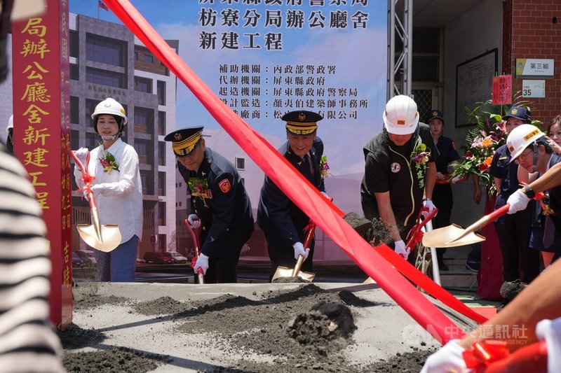 屏東縣政府警察局枋寮警分局因結構老舊有安全之虞，縣府爭取改建，行政院核定前瞻計畫補助新台幣3.6億元翻新，3日舉行動土典禮，屏東縣長周春米（左起）、屏東縣警察局長戴台㨗、枋寮警分局長林俊雄出席。中央社記者黃郁菁攝 113年8月3日