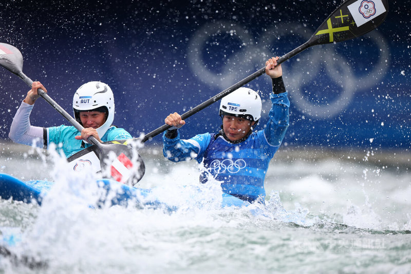 2024巴黎奧運輕艇女子極限激流越野賽首輪分組對抗賽在法國時間3日展開，台灣好手張筑涵（右）與他國好手同場競技，全力爭取好成績。中央社記者王騰毅巴黎攝  113年8月3日