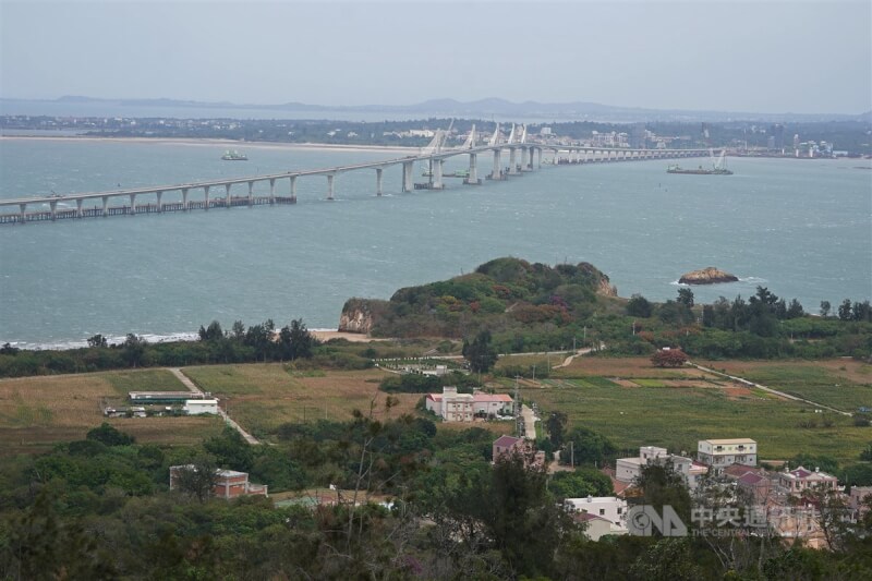 從烈嶼麒麟山遠眺金門大橋一景。（中央社檔案照片）