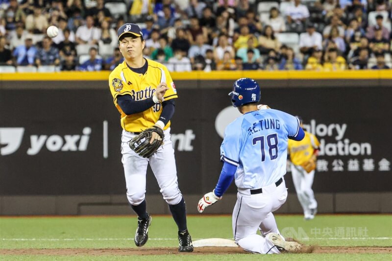 中華職棒中信兄弟隊3日晚間在台北大巨蛋例行賽以5比0戰勝富邦悍將隊,中信兄弟隊江坤宇(左)在4局上成功封殺富邦悍將隊董子恩(右)。中央社記者鄭清元攝 113年8月3日