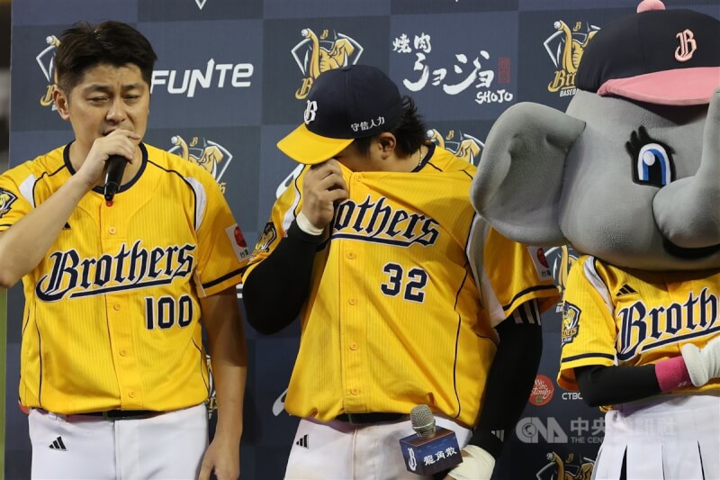 中華職棒中信兄弟隊3日晚間在台北大巨蛋例行賽以5比0戰勝富邦悍將隊,中信兄弟隊曾頌恩(中)賽後獲頒MVP,在典禮中一度激動落淚。中央社記者鄭清元攝 113年8月3日