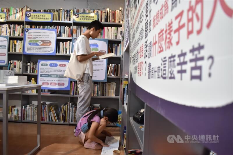 新北市三芝區「野渡書屋」日前開幕,1樓是書店、教室與玩耍空間,2樓仍在整修,將規劃實驗室,希望讓大人、小孩享受閱讀。中央社記者高華謙攝 113年8月3日