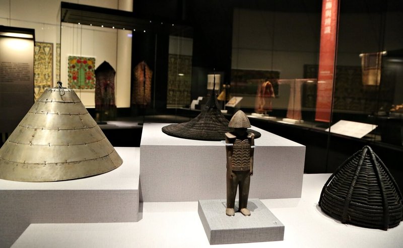 國立故宮博物院南部院區3日起舉辦「包羅萬象-院藏亞洲織品展」,向國立台灣史前文化博物館商借包含銀盔等達悟族文物,豐富呈現南島各民族在傳統儀典文化上的多姿多彩。(故宮南院提供)中央社記者蔡智明傳真 113年8月3日