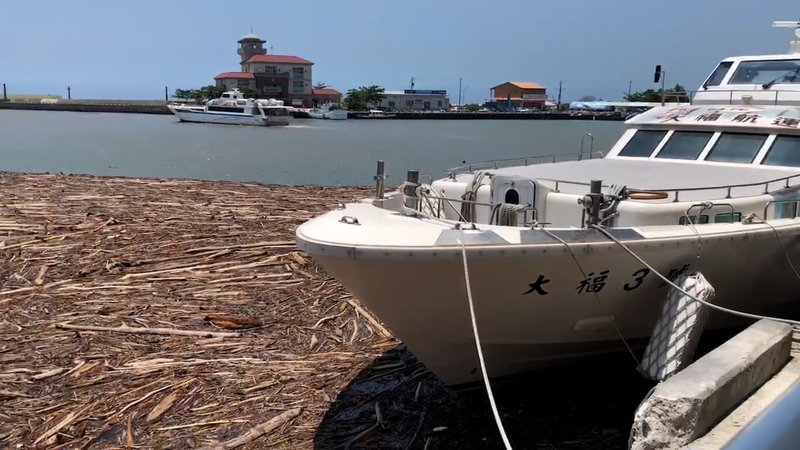 屏東往返小琉球鹽琉線新候船室3日試營運，又見大量漂流木堆積，有業者表示，航行時間從原本25分鐘拉長至近2倍，船班總數約較以往假日少2班。（船運業者提供）中央社記者黃郁菁傳真 113年8月3日