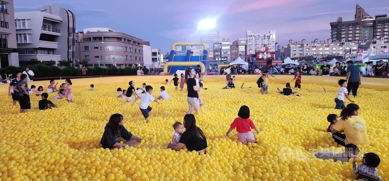 「2024馬公夏日童樂趴」3日傍晚在馬公市公所後方草地登場，湧入超過2000名親子一起同樂，其中以巨無霸黃色球池、親子戲水池最有人氣，現場歡樂聲不斷，愈晚愈熱鬧。中央社   113年8月3日