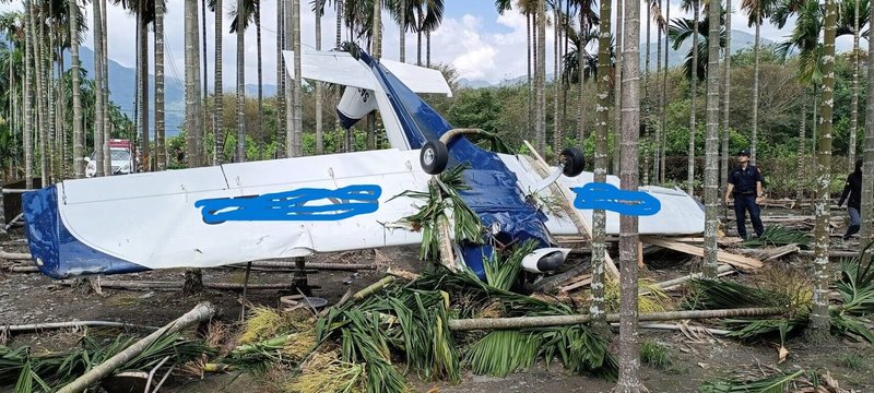 屏東高樹鄉3日下午2時許發生一起輕航機意外，機上教練與乘客在迫降檳榔園後自行脫困，僅受擦傷。（屏東縣政府消防局提供）中央社記者黃郁菁傳真 113年8月3日