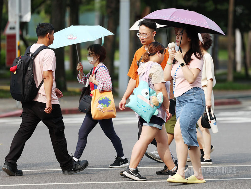 根據交通部中央氣象署網站，4日截至下午1時30分，台北、新北、彰化皆出現攝氏37度以上高溫，其中以台北市信義區高溫達38.1度最高。圖為台北市信義區民眾撐傘遮擋陽光，有人還手拿小電扇散熱。中央社記者張新偉攝113年8月4日