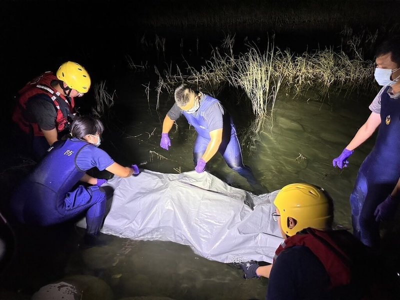 新竹縣竹北市頭前溪知名景點「豆腐岩」3日晚間出現一具浮屍，警消獲報立即到場，將死者打撈上岸。（新竹縣消防局提供）中央社記者魯鋼駿傳真  113年8月4日