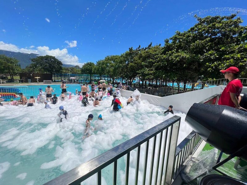 花蓮縣吉安鄉知卡宣綠森林親水公園進行重塑改造計畫，已於6月完工，戲水設施全面修整外，也將雨淋池更換為泡沫池（圖），提供今年夏天入園的民眾全新感受。（花蓮縣政府提供）中央社記者李先鳳傳真  113年8月4日