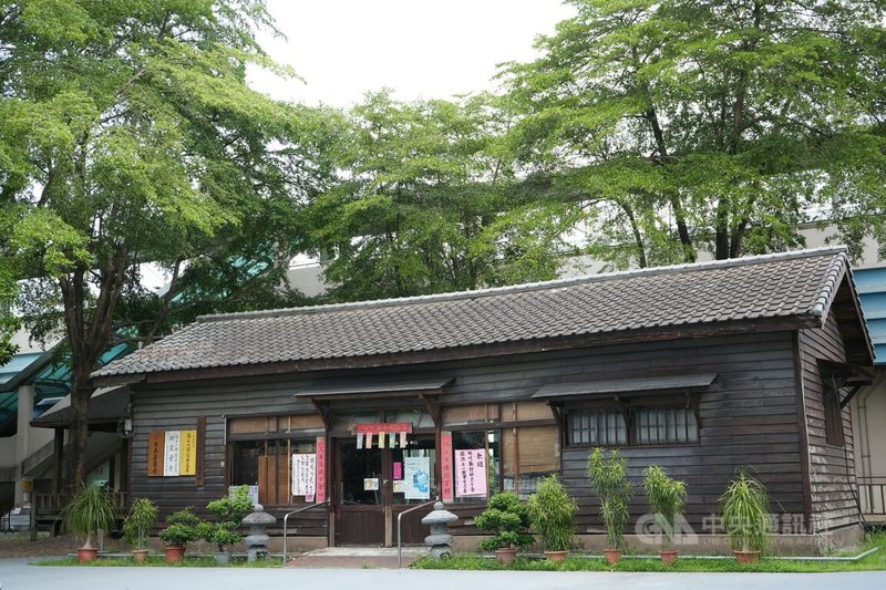 屏東縣竹田鄉池上一郎博士文庫在2001年成立,許多受過日本教育長者常到此聚會、閱讀日文書報,後來地方人士成立池上一郎博士文庫研究學會,每年邀日、台會員聚會。中央社記者黃郁菁攝 113年8月4日