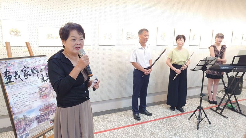 嘉義鹿草在地畫家蔡伶霞(左)的鋼筆水彩創作展4日在鹿仔草民俗文化學堂舉辦開幕,蔡伶霞說,故鄉的一草一木令人感動,她會一直畫下去。中央社記者蔡智明攝 113年8月4日