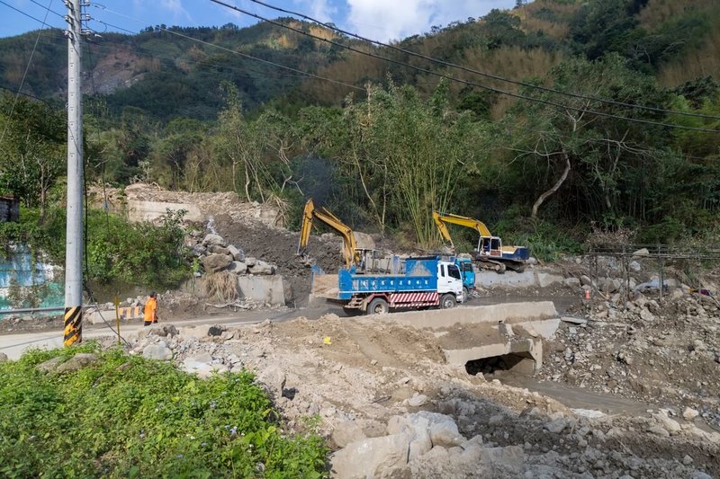 嘉義縣山區重要道縣道166線76.5K因颱風災損嚴重，縣府建設處5日表示，目前已搶通，但若再有颱風來恐又中斷，規劃改道搭建橋梁。（嘉義縣政府提供）中央社記者蔡智明傳真  113年8月5日