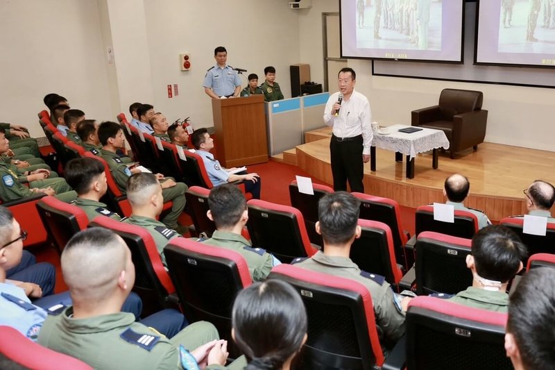 國防部長顧立雄（致詞者）5日上午慰勉空軍六聯隊，感謝官兵於颱風凱米襲台期間協助疏運。（軍聞社提供）中央社記者游凱翔傳真  113年8月5日