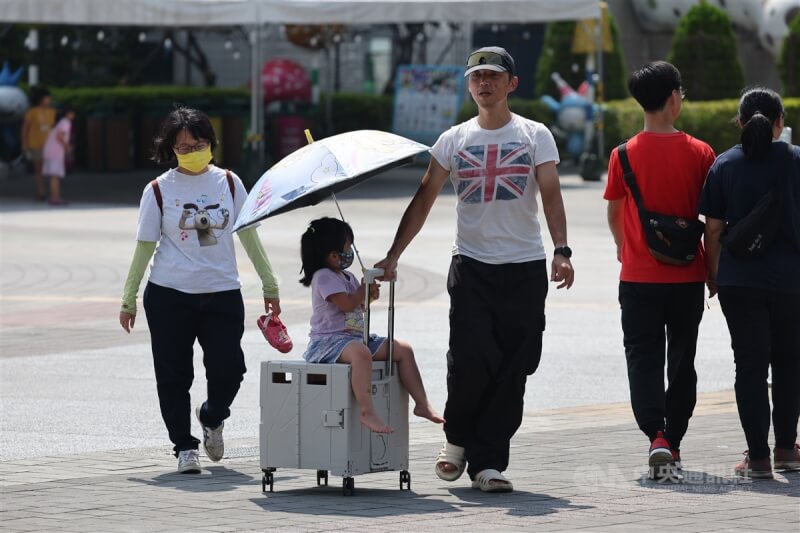 圖為午後台北市士林區街頭的民眾撐傘、戴帽子防曬。中央社記者王飛華攝 113年8月4日